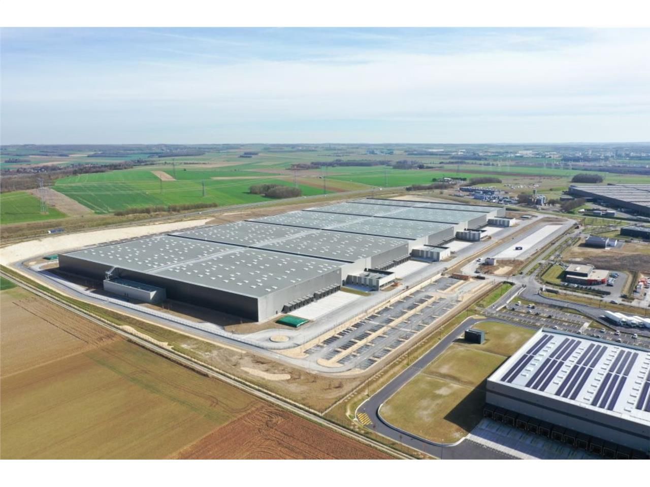 A 8 km au Nord-Ouest d'Amiens, directement sur l'