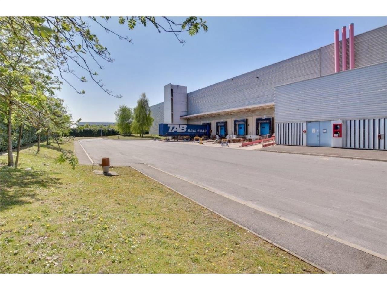 Au sein de la ZAC de Parisud, la ville est située