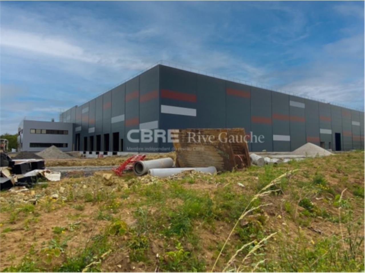 CBRE vous propose à louer, un entrepôt neuf. Situ