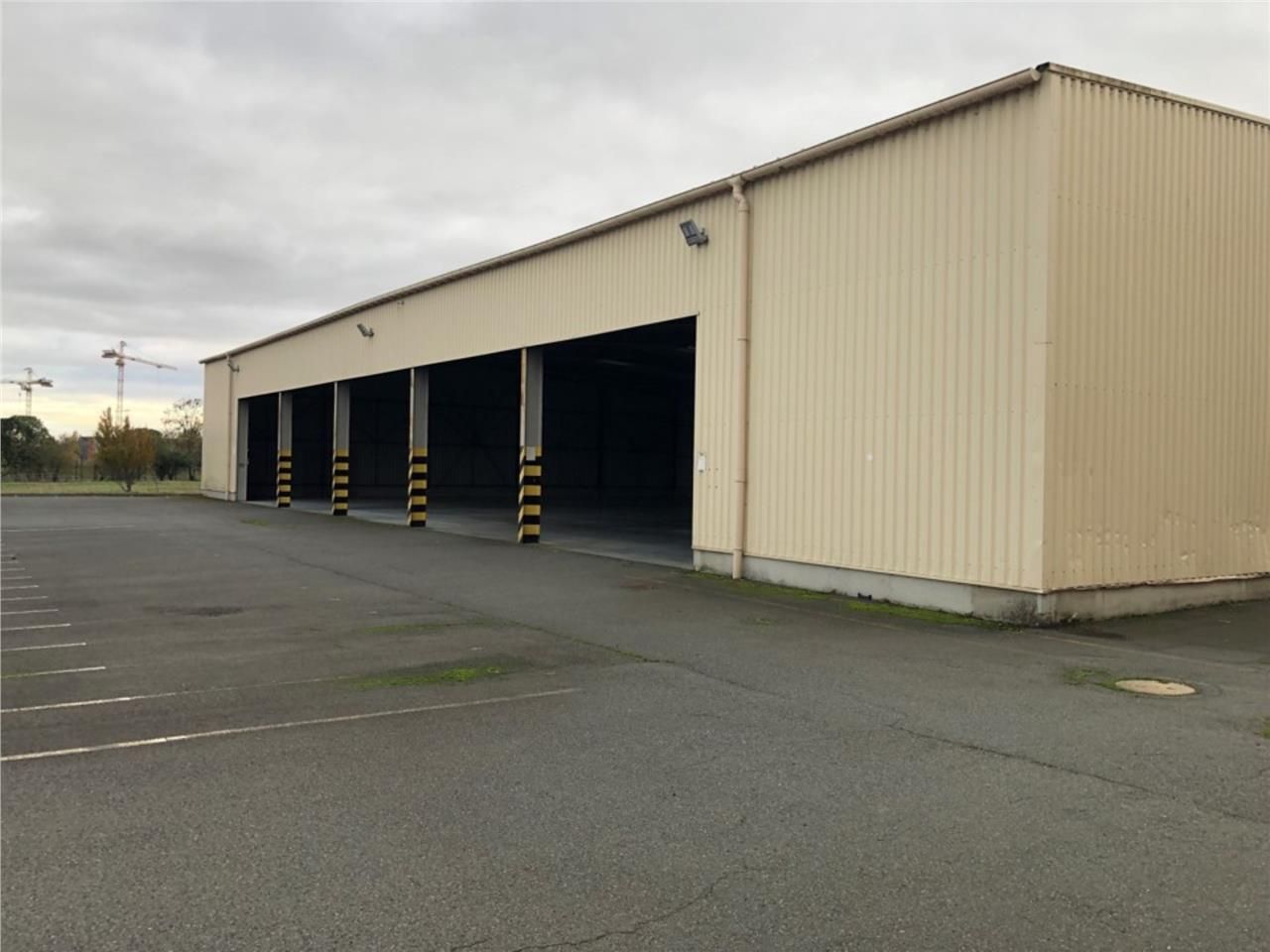 Situé en zone logistique de Mer dans le Loir-et-C