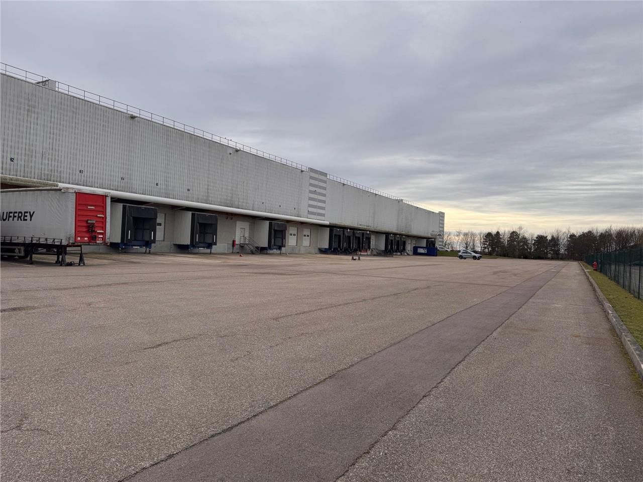 CBRE vous propose à louer, un entrepôt. Situé sur