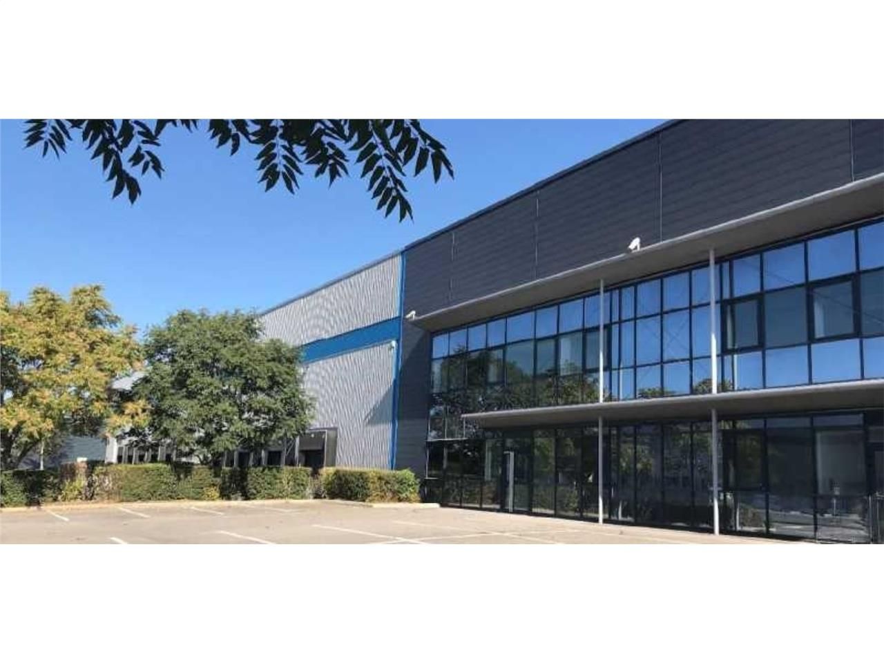 CBRE vous propose à louer, deux entrepôts d'une s