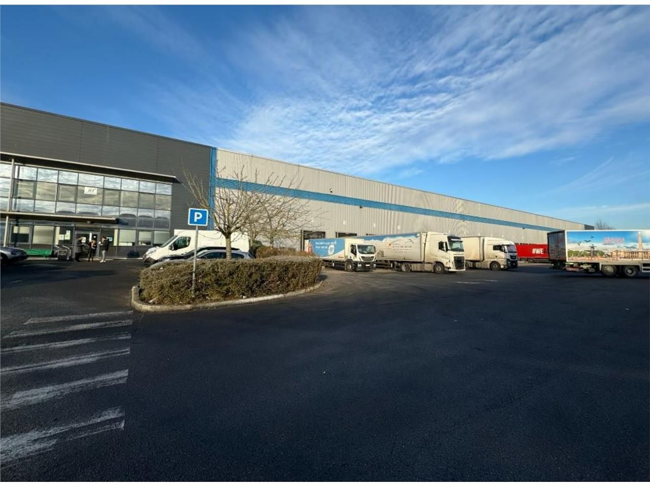 CBRE vous propose à louer, deux entrepôts d'une s