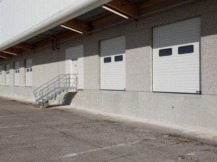 Situé à 104 kilomètres d'Auxerre et à 120 kilomèt