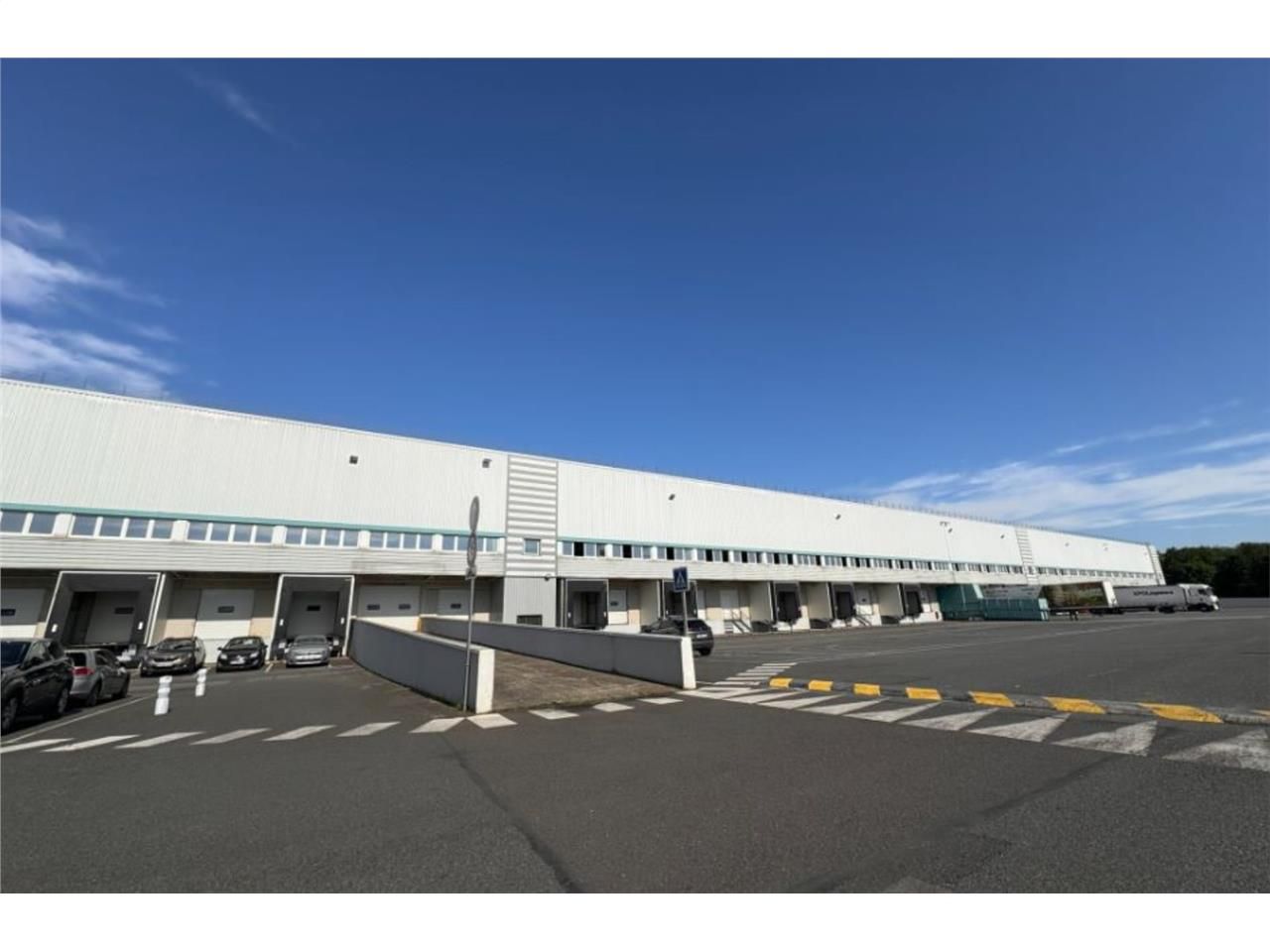 A la location, bâtiment logistique de 42 622 m² c