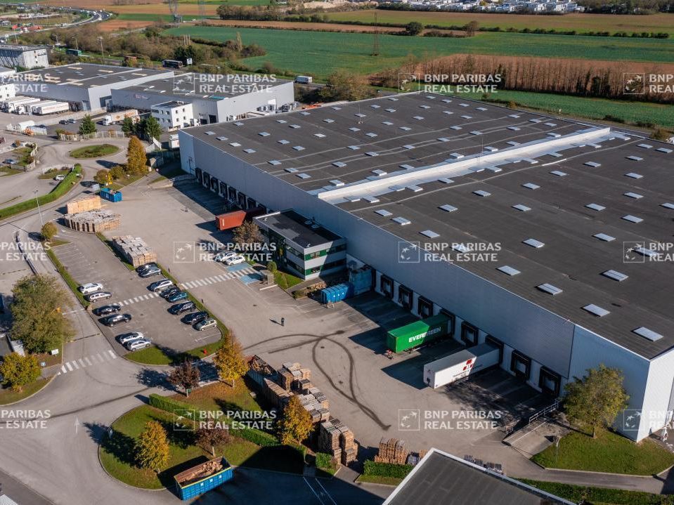 8088 m² pour cetentrepôts classe a en location à Meyzieu