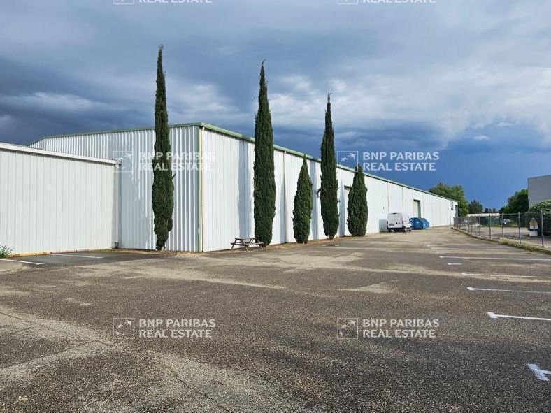 4400 m² pour cetentrepôts classe c en location à Monteux