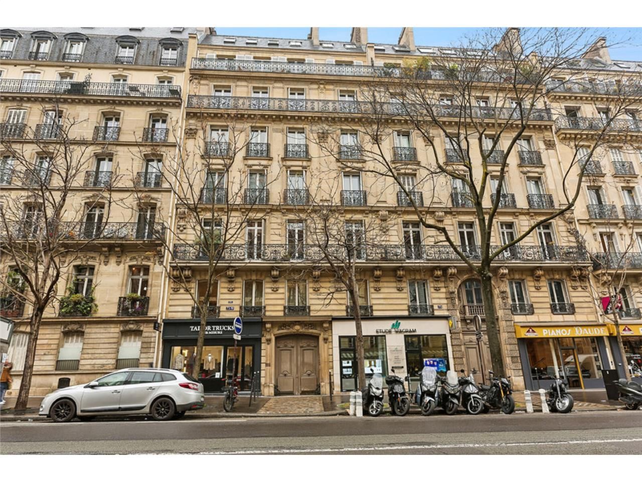 A proximité immédiate de la place des Ternes, dan