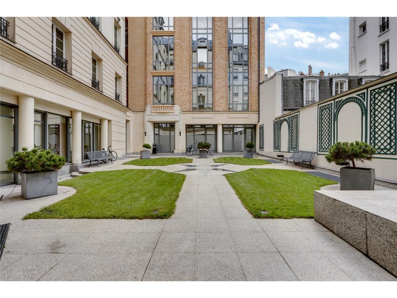 Alex Bolton vous propose, au coeur du 8ème arrond