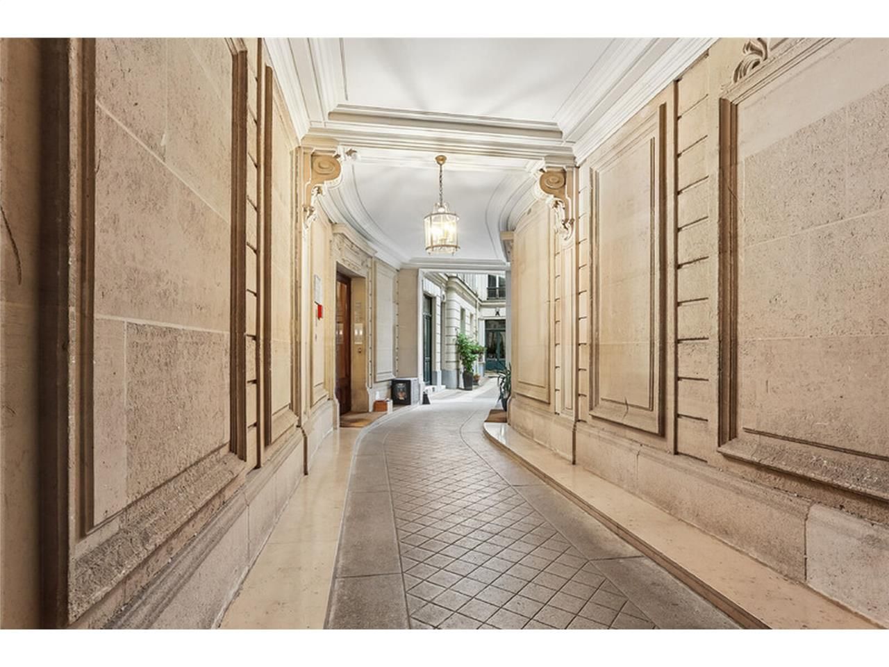 A proximité immédiate de la place des Ternes, dan