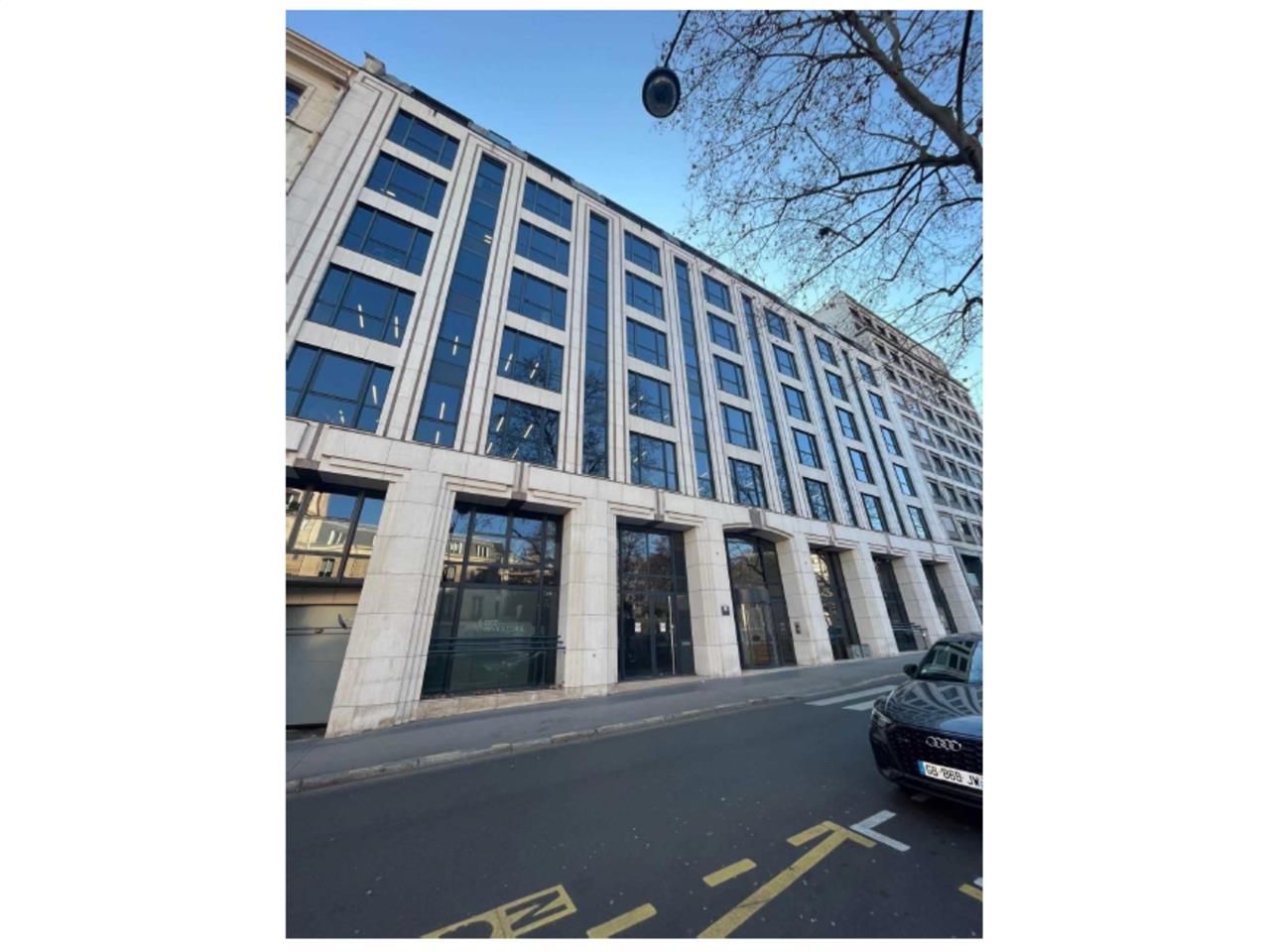 Dans un immeuble d'excellent standing situé à pro