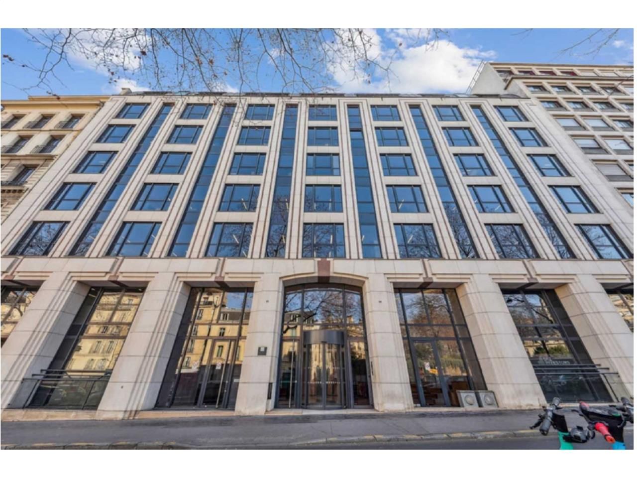 Dans un immeuble d'excellent standing situé à pro