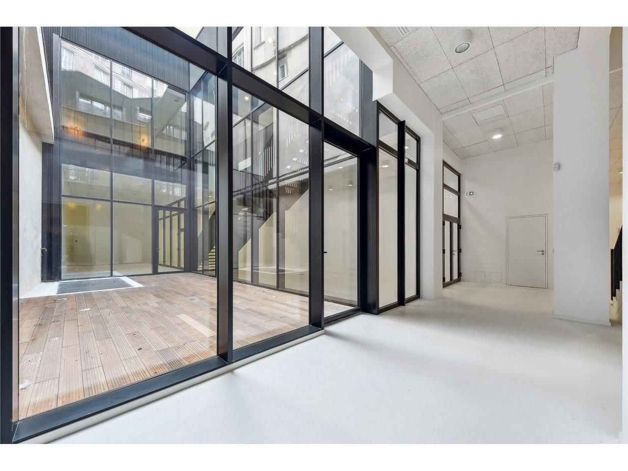 A proximité immédiate de la gare de l'Est , Alex 