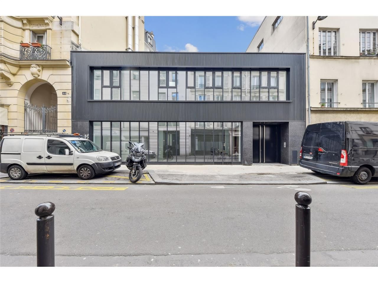 A proximité immédiate de la gare de l'Est , Alex 