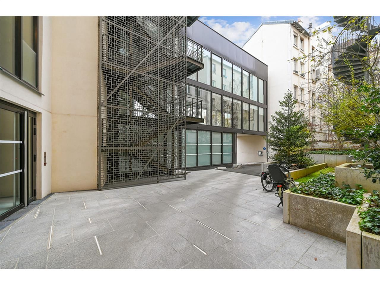 Alex Bolton vous propose à la location, un immeub