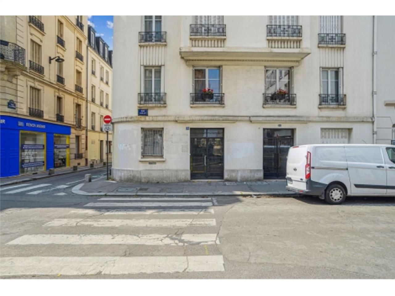 Situés au 18 rue Violet, dans le dynamique 15ème 