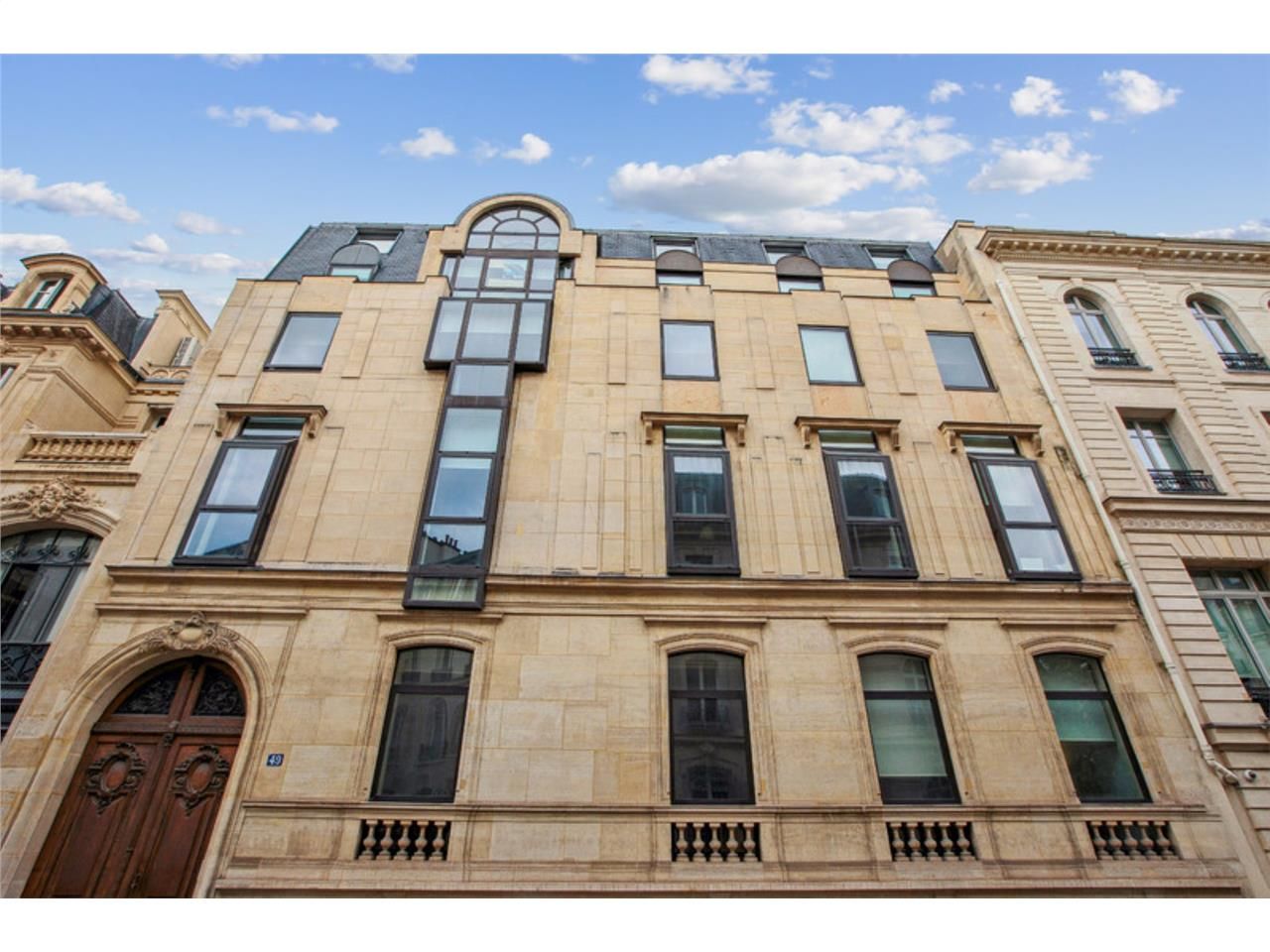 A proximité de la place de l'Etoile, nous vous pr