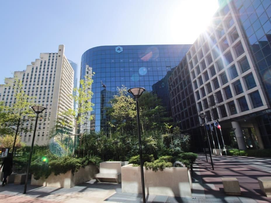 Idéalement situé au pied de la Dalle de La Défens