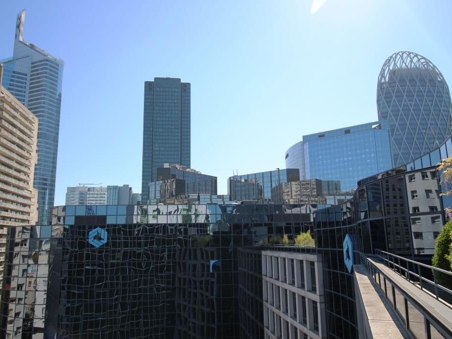 Idéalement situé au pied de la Dalle de La Défens