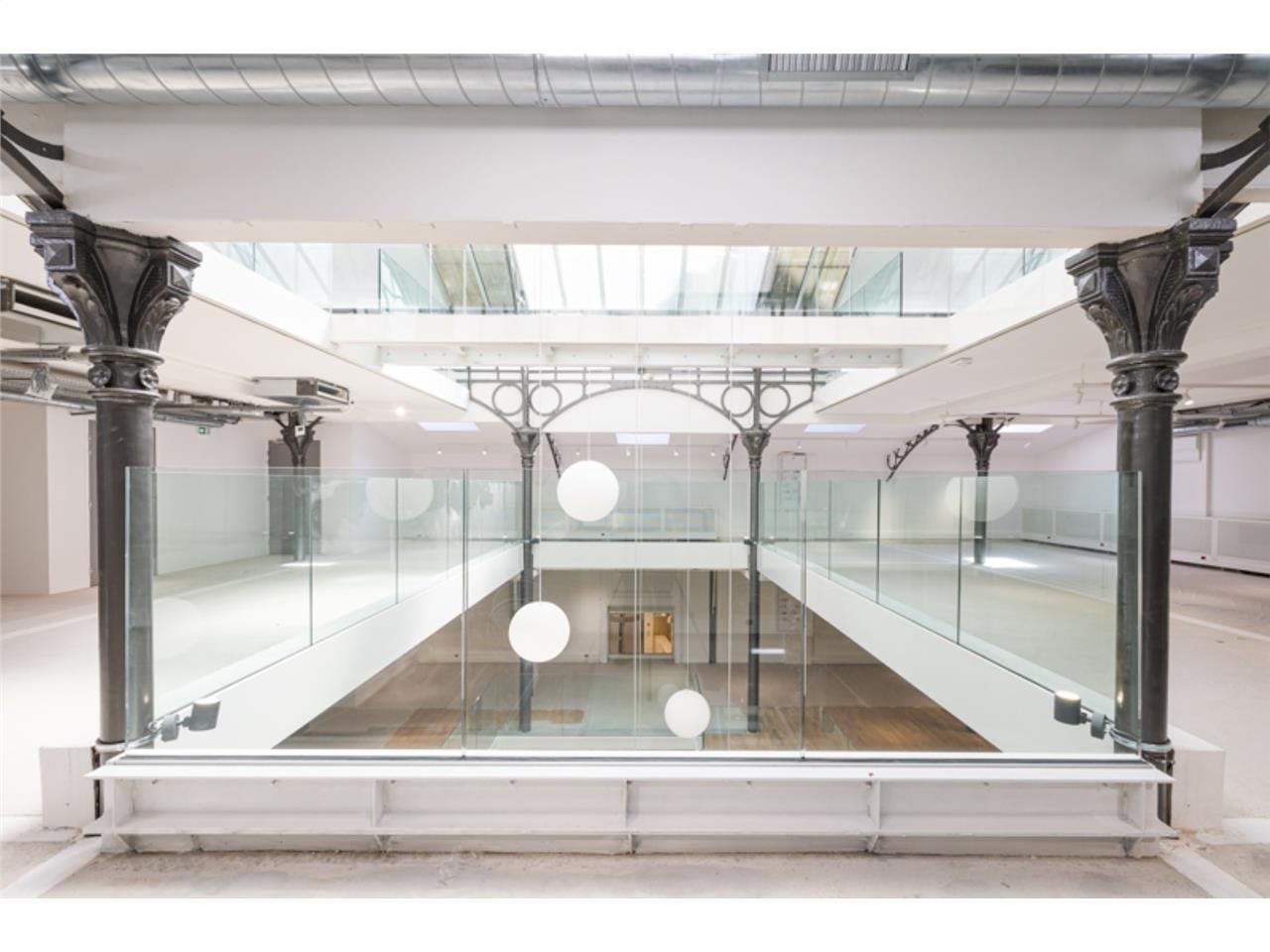 Alex Bolton vous propose à la location un immeubl