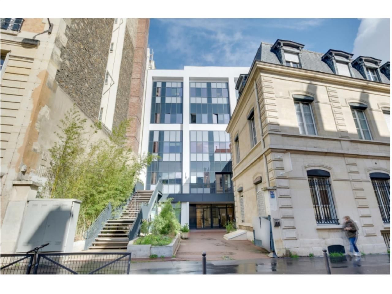 A proximité immédiate du Métro Ranelagh (ligne 9)