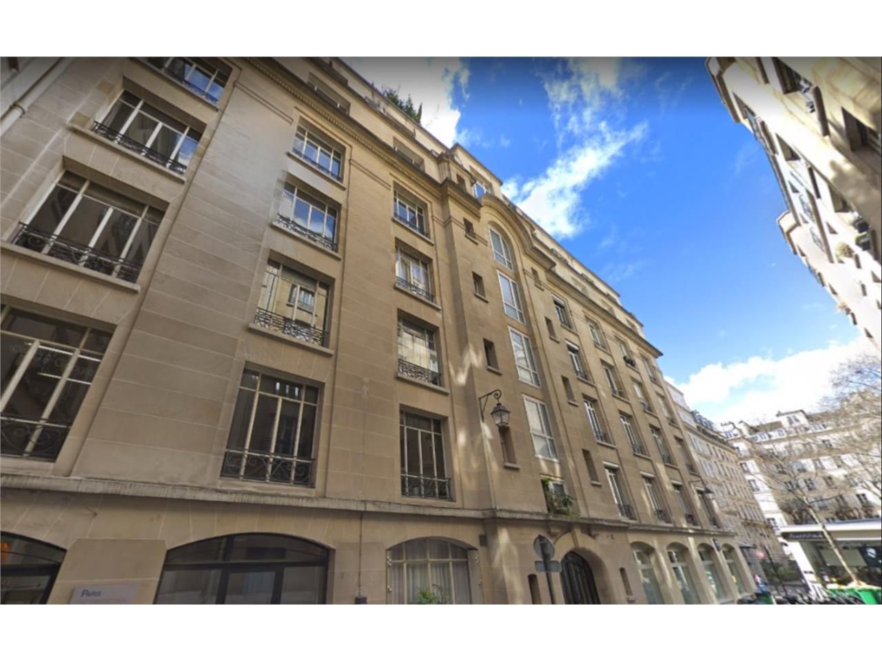 Alex Bolton vous propose des bureaux à louer au 1