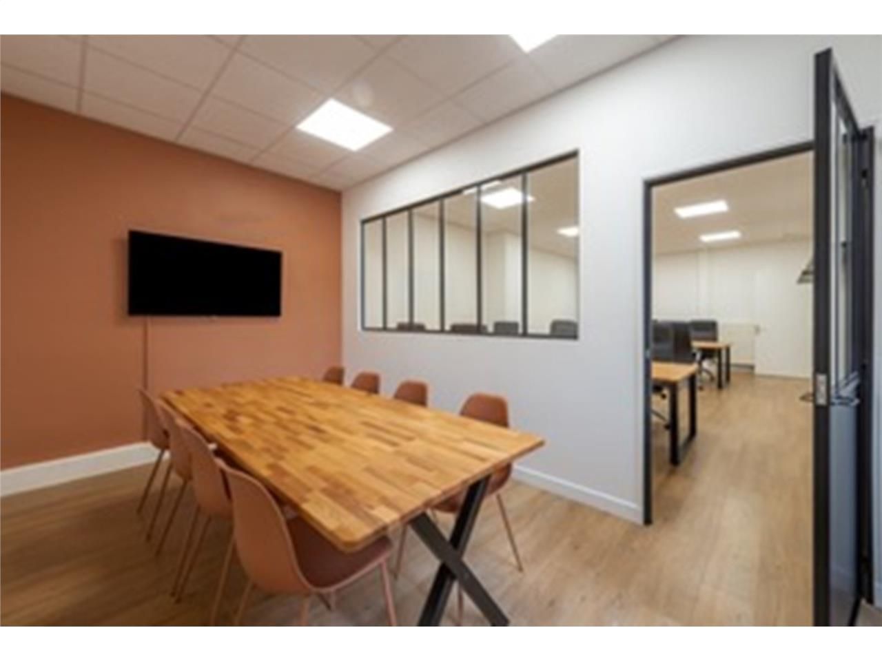 Alex Bolton vous propose des bureaux à louer au 1