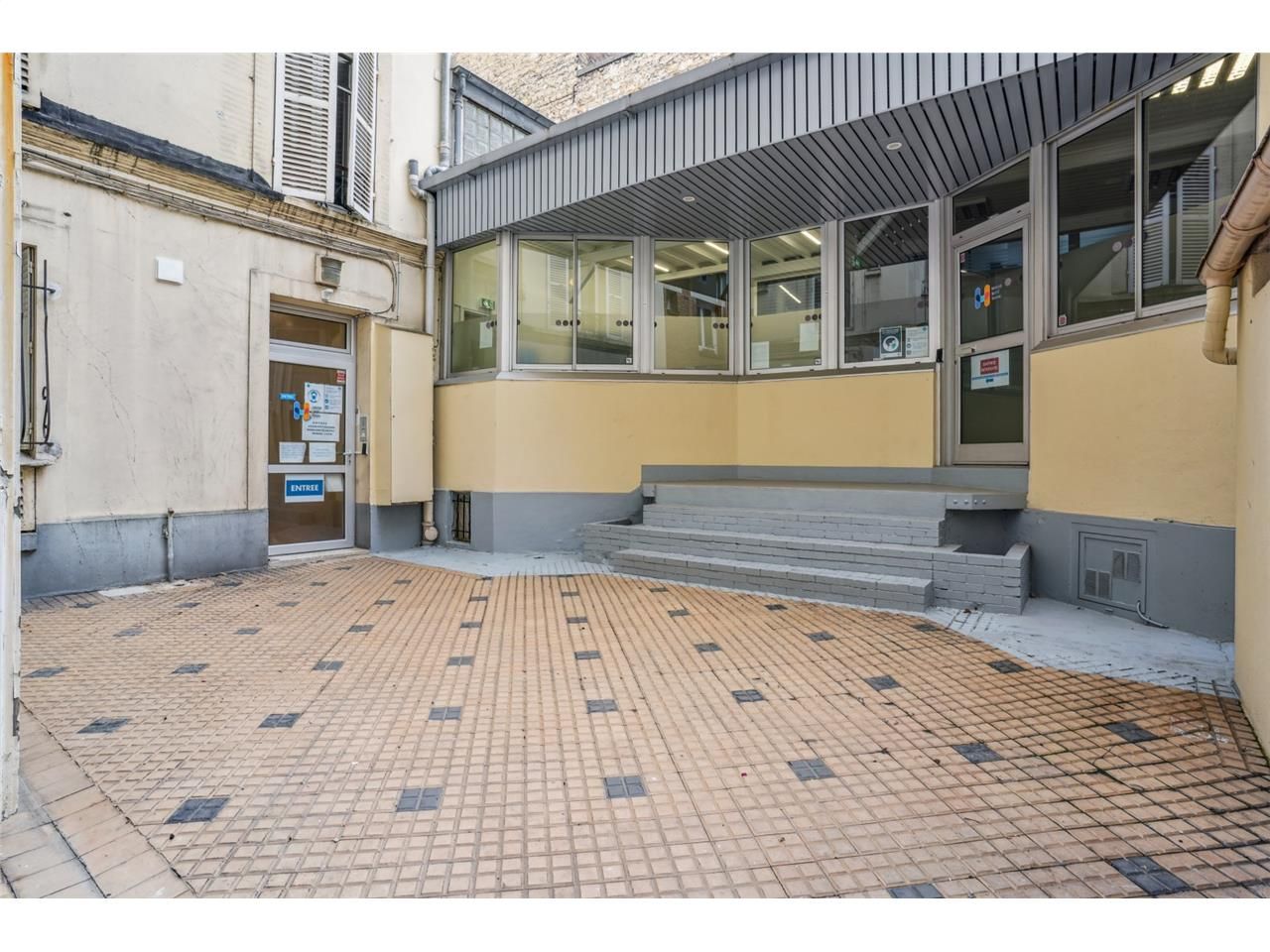 Alex Bolton vous propose des locaux commerciaux e