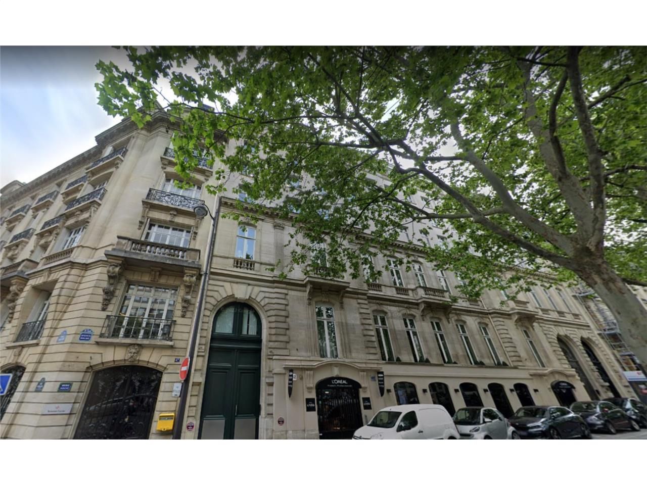 A proximité de la place de l'Etoile,  Alex Bolton