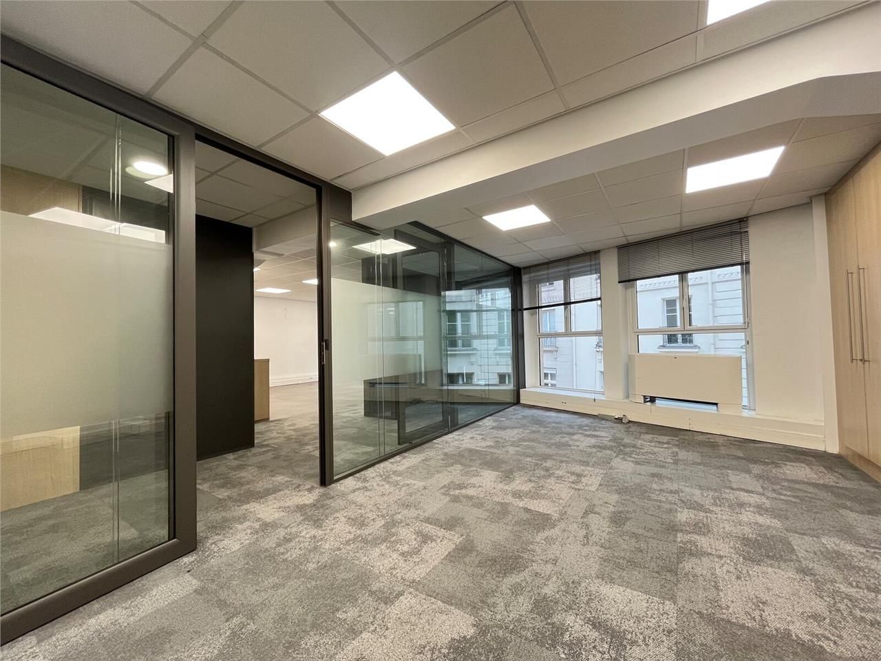 Au pied du métro Bourse, Alex Bolton vous propose