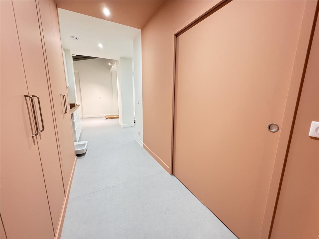 Dans un immeuble de très bon standing face au jar