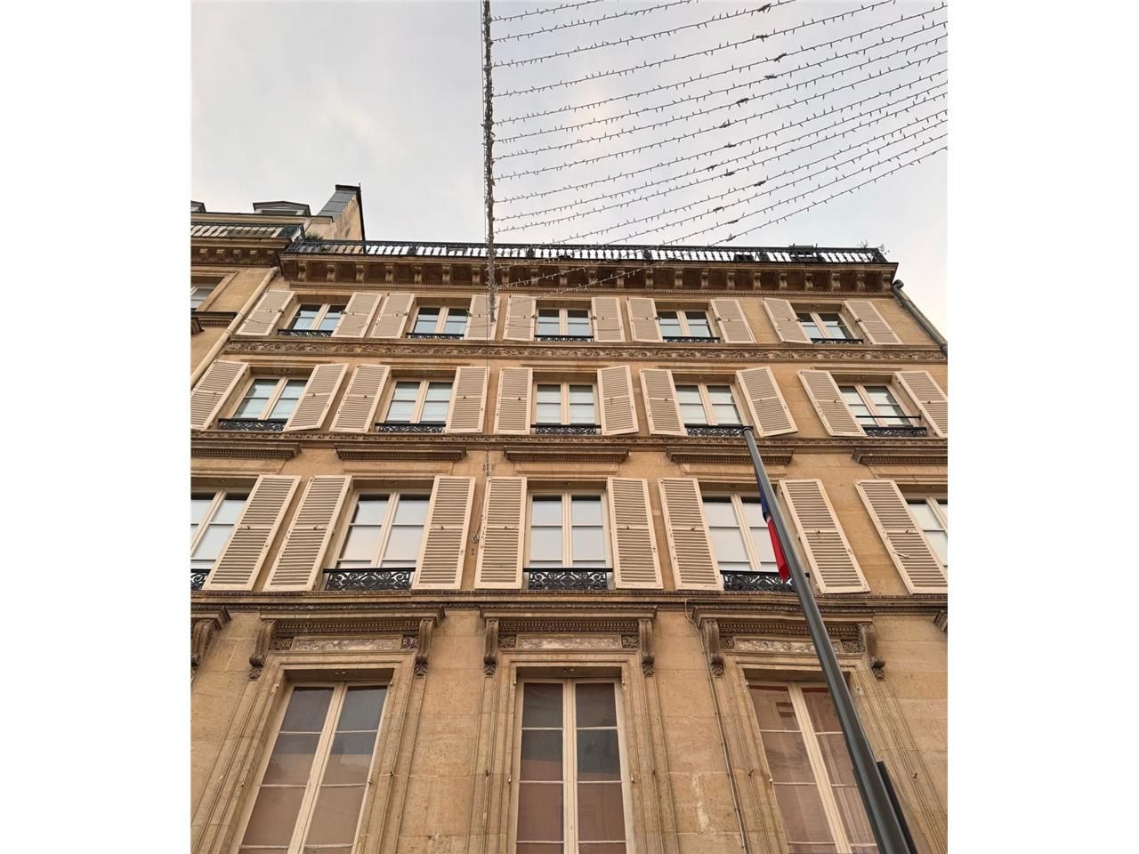A proximité immédiate du Palais de l'Elysée, Alex