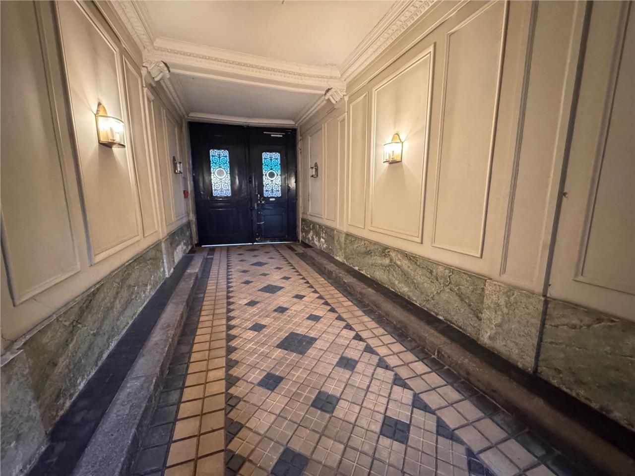 A proximité immédiate du Palais de l'Elysée, Alex