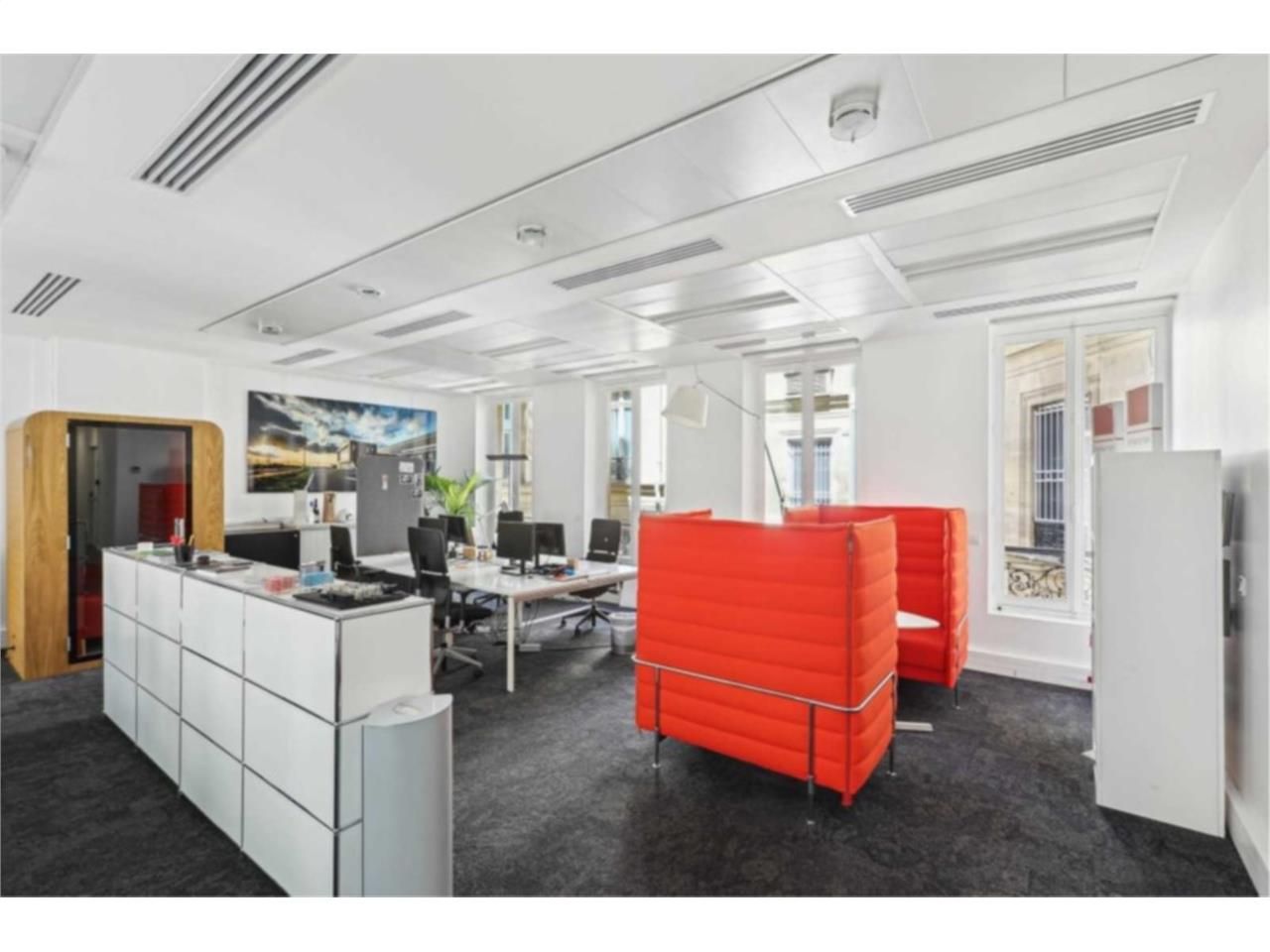 Au sein d'un magnifique immeuble d'angle restruct