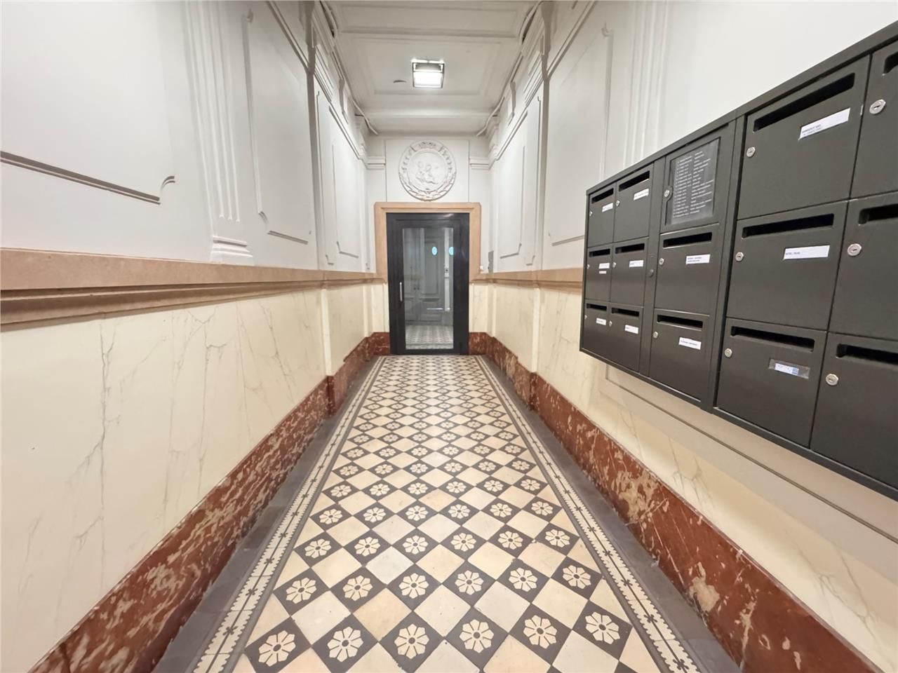 Située entre les stations de métro Etienne Marcel