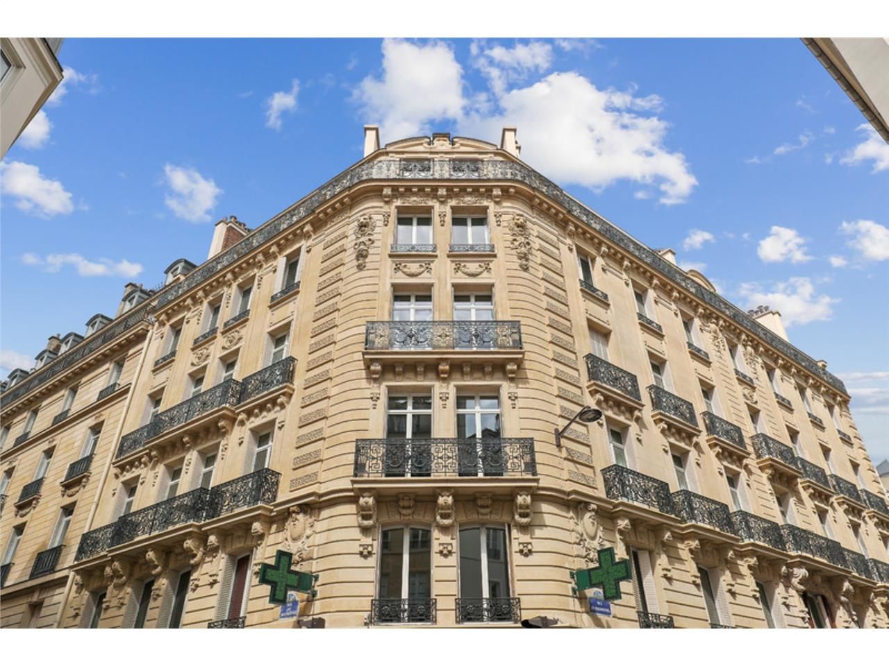 Au coeur du 8ème arrondissement, dans un immeuble