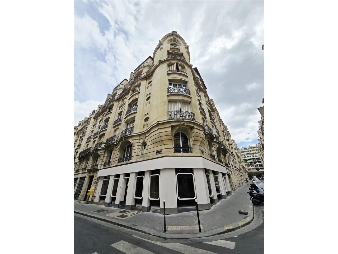 Dans un très bel immeuble d'angle, un espace de b