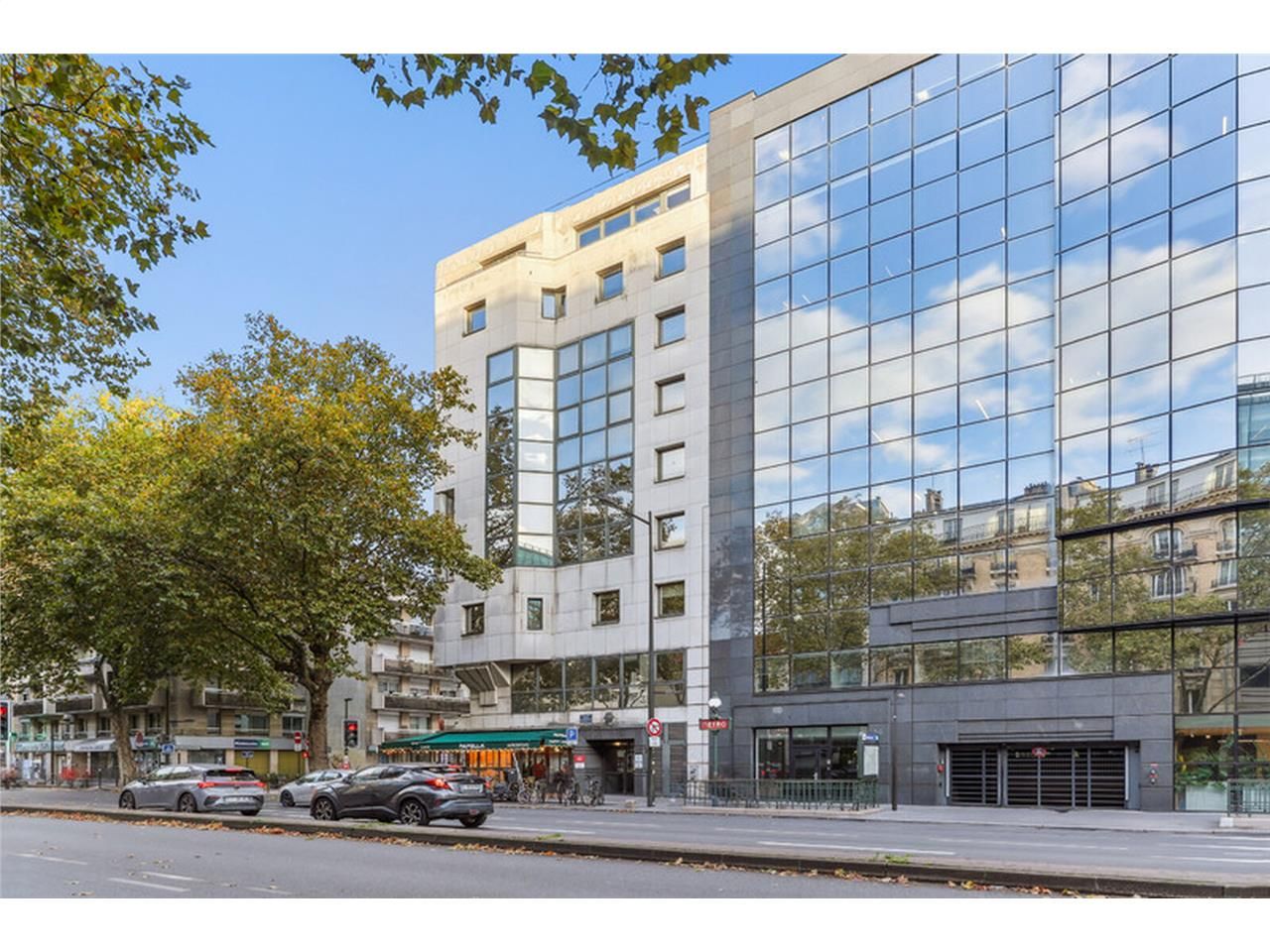 À vendre - Bureaux lumineux au pied du métro Bill