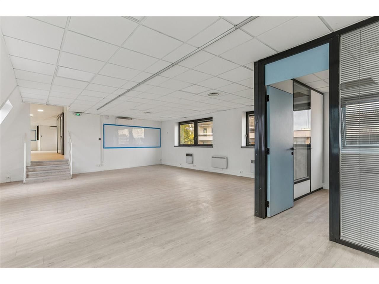 À vendre - Bureaux lumineux au pied du métro Bill