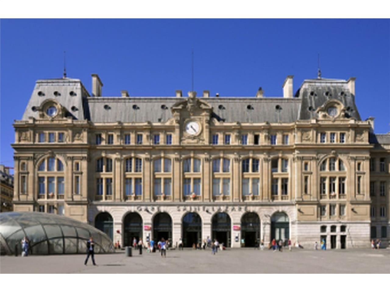 A proximité de la gare Saint Lazare, Alex Bolton 