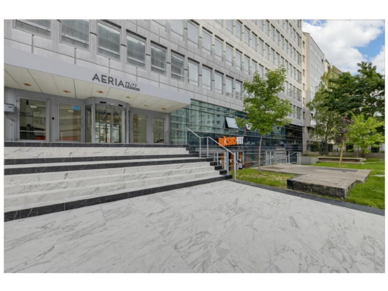 A proximité du métro (ligne 9 : Pont de Sèvres et