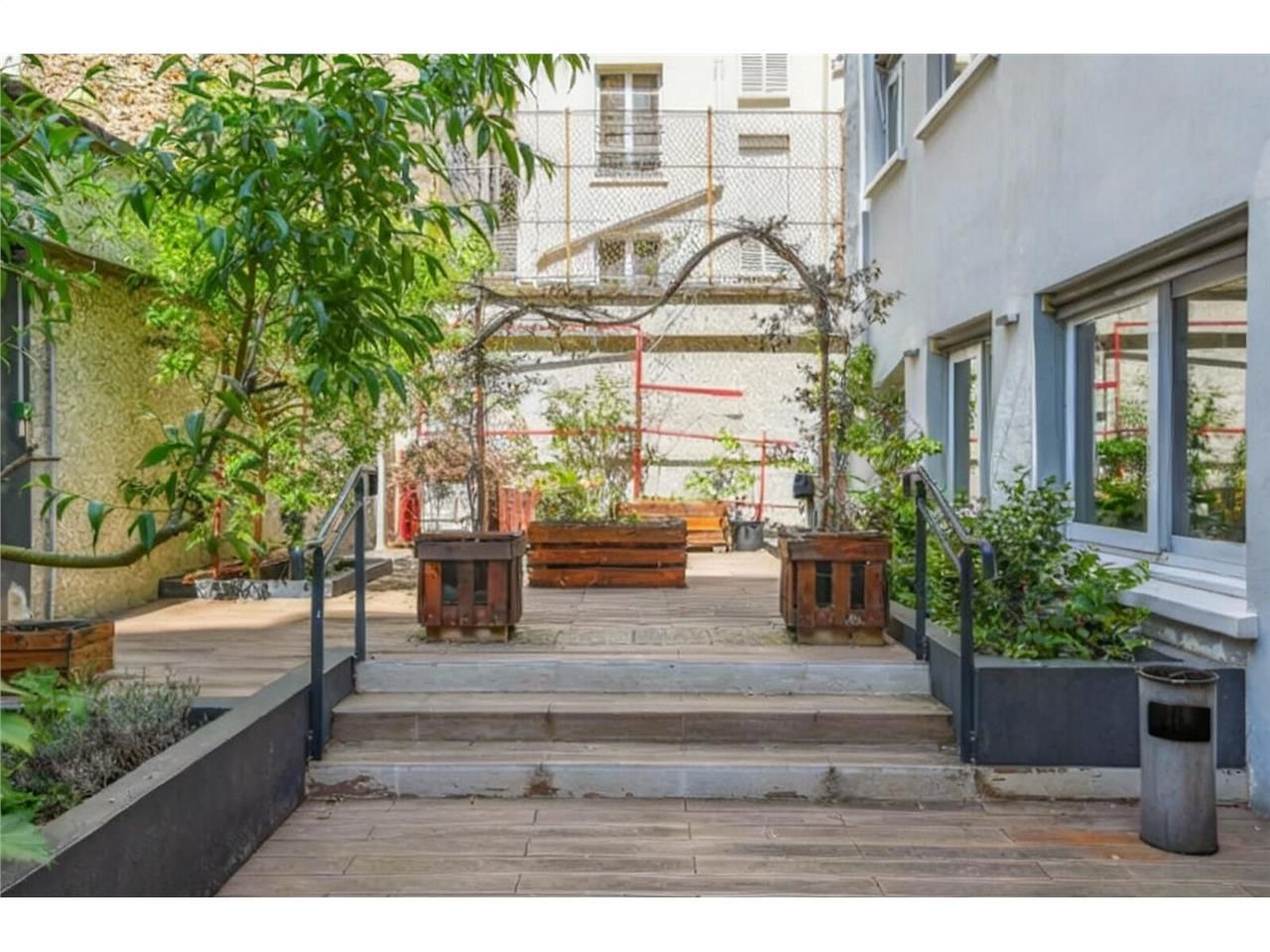 À proximité immédiate de la porte d'Orléans, ALEX