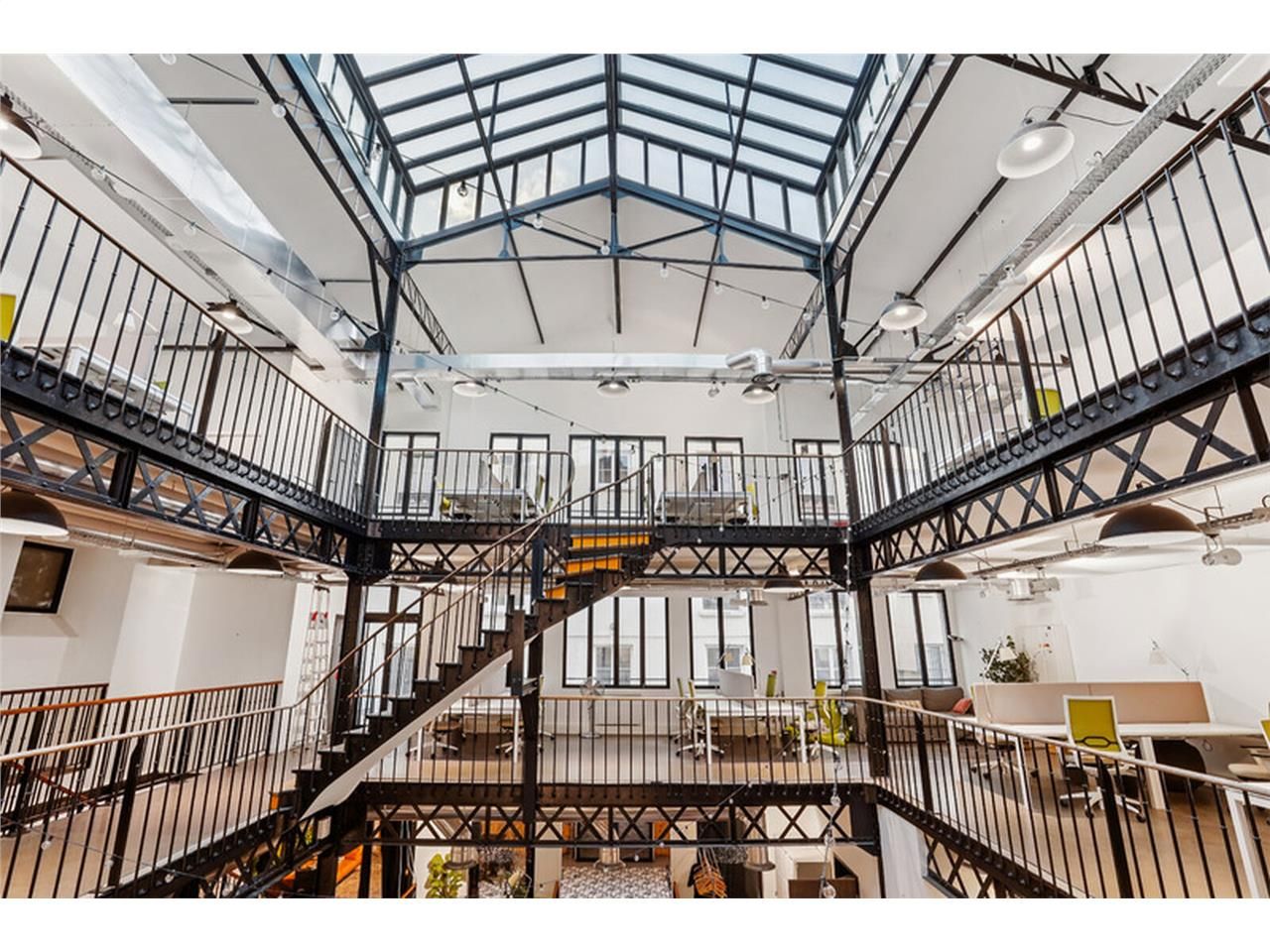 A quelques pas de la mythique Halle Saint Pierre 