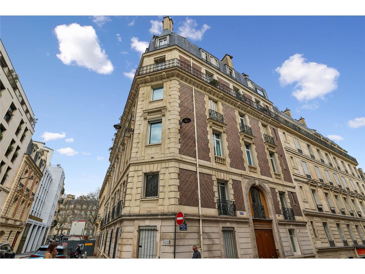 A toute proximité du HUB de l'Etoile, Alex Bolton