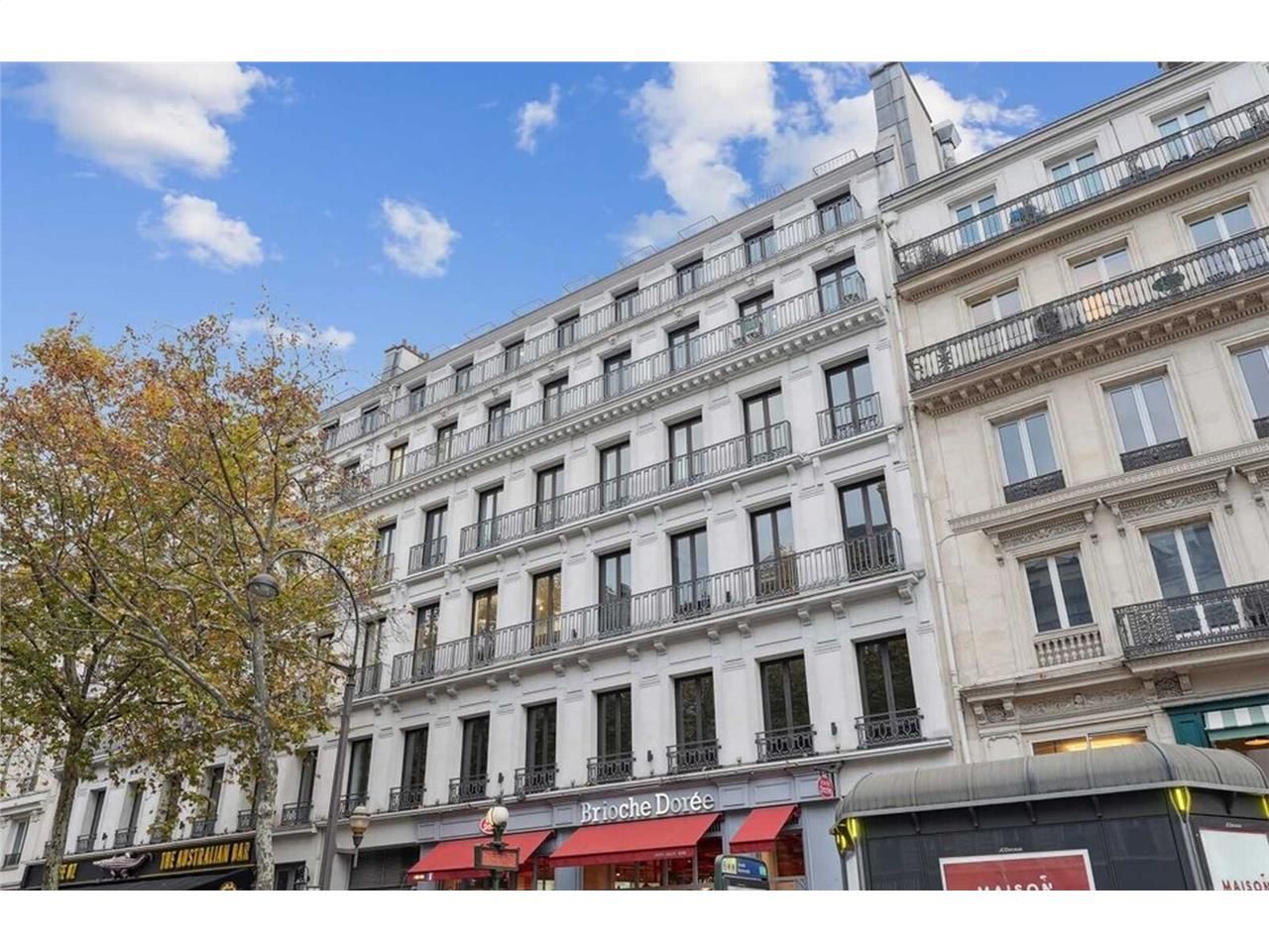 Alex Bolton vous propose  au pied du métro Grands