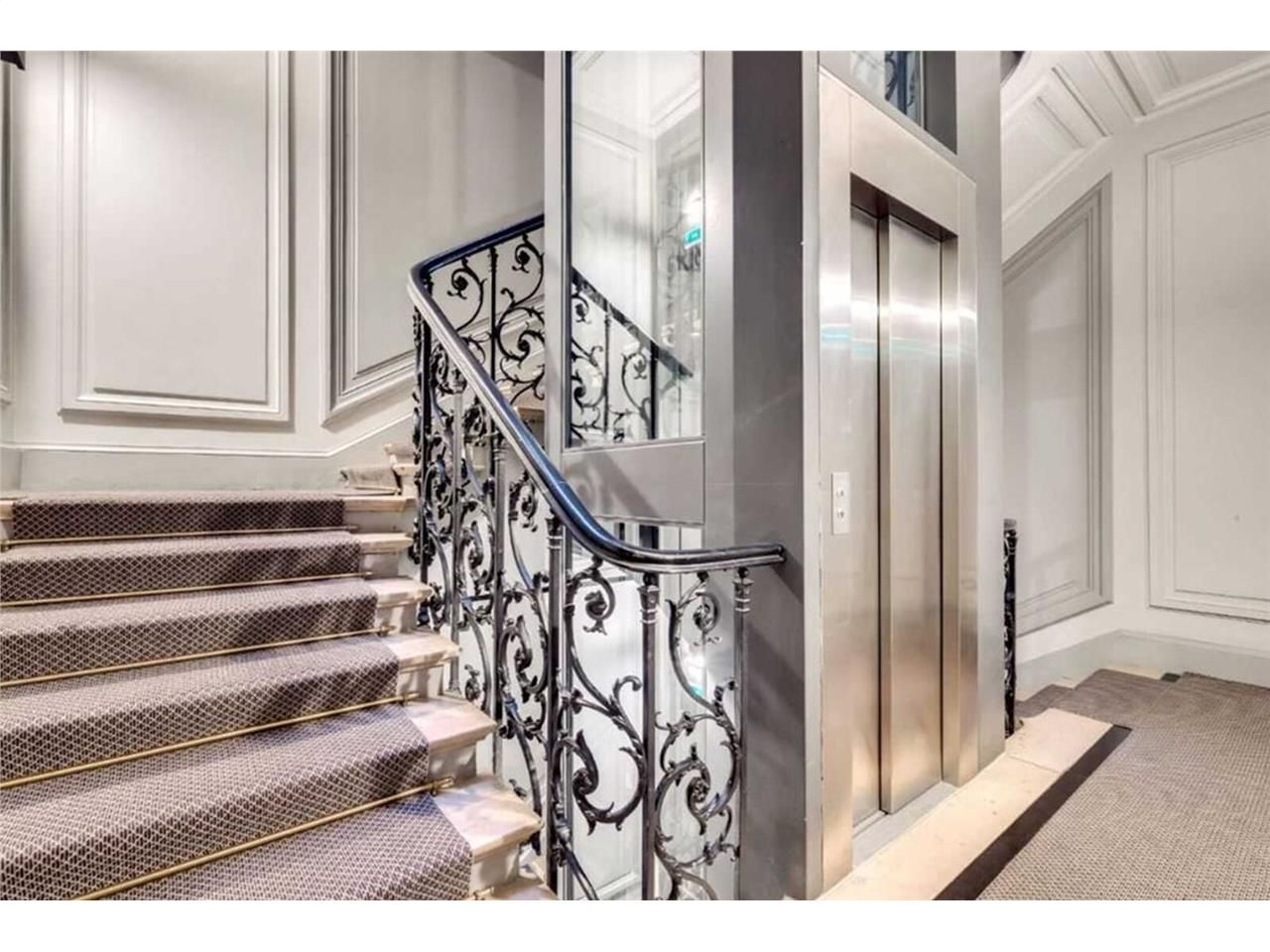 Alex Bolton vous propose  au pied du métro Grands