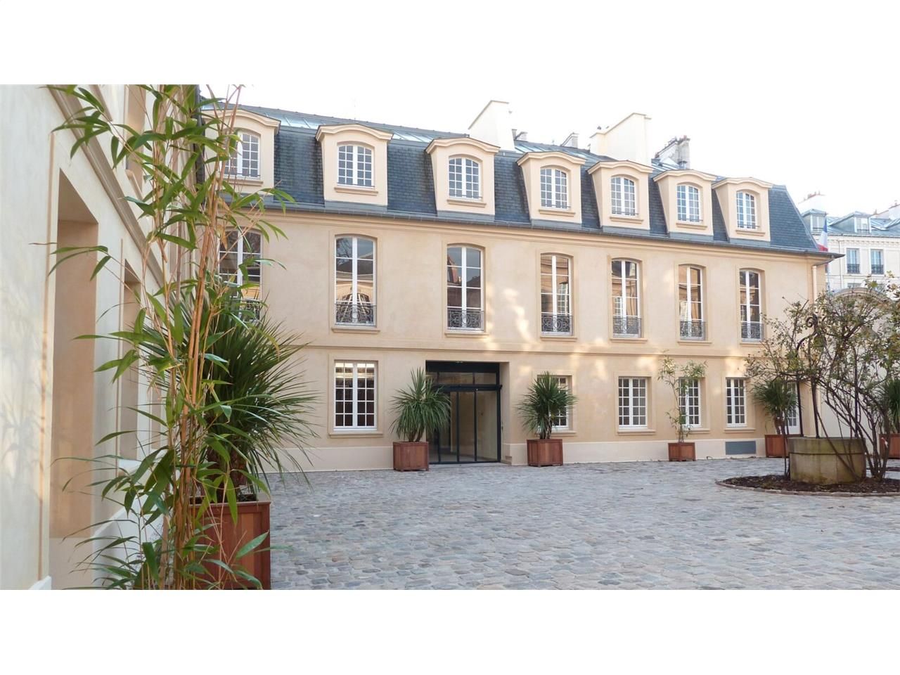 Bureaux de 1 882 m² non divisibles à Louer à PARI