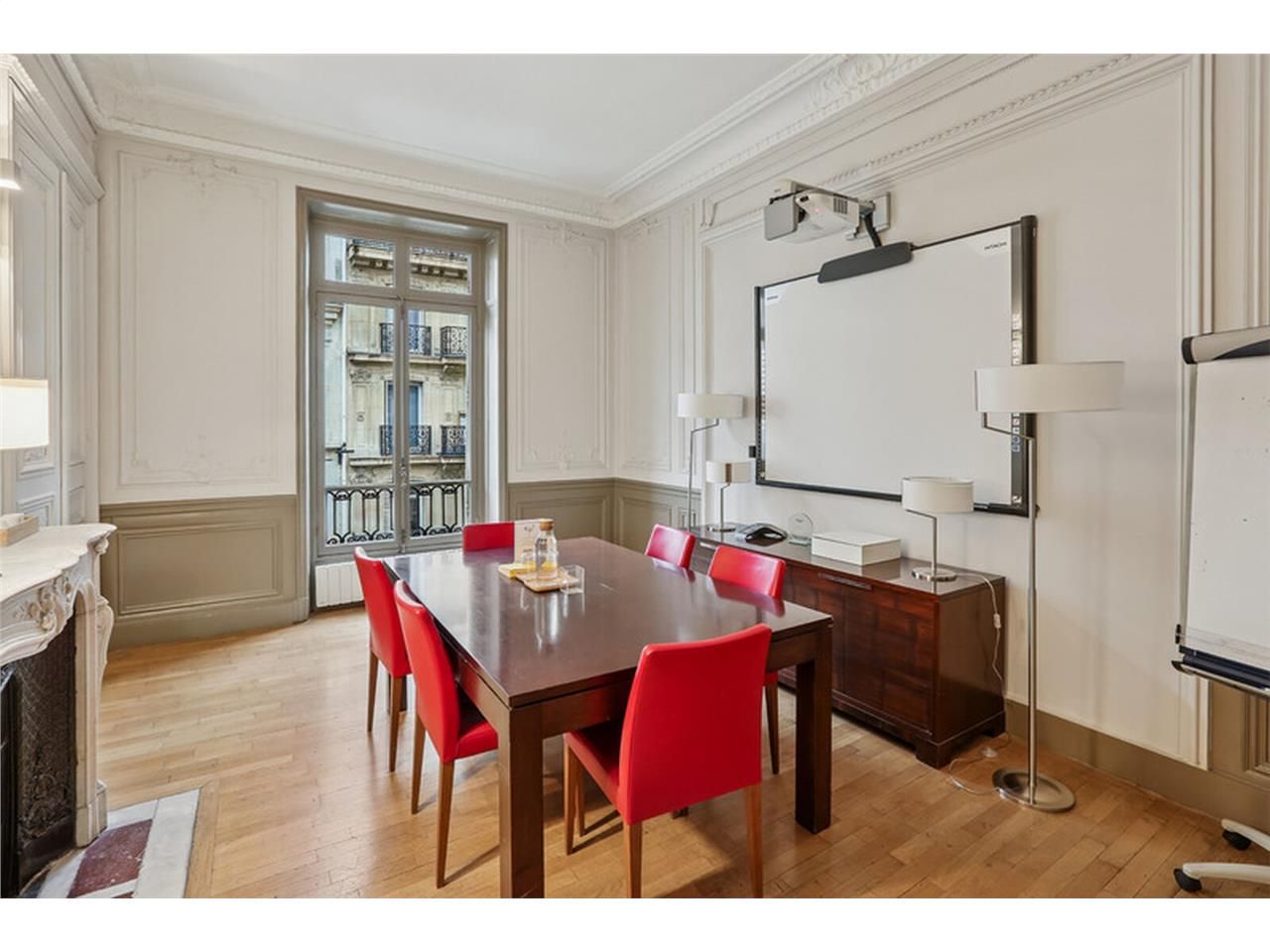 Dans un très bel immeuble haussmannien, à proximi