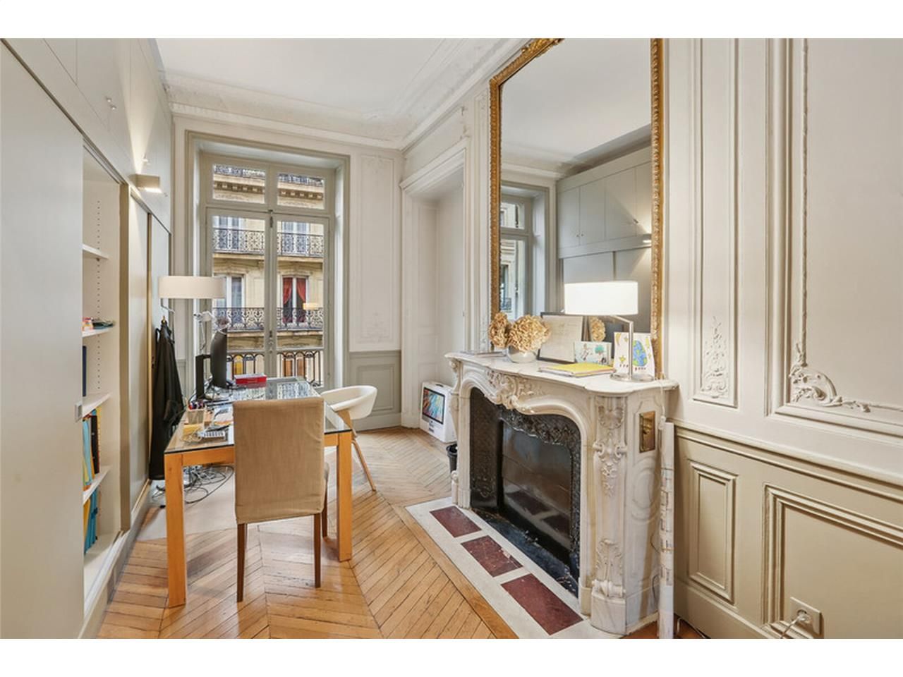 Dans un très bel immeuble haussmannien, à proximi