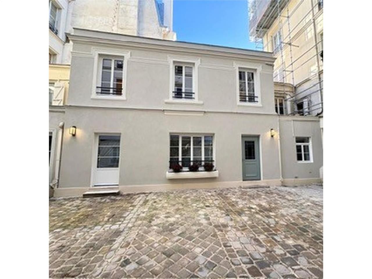 Située rue de Bourgogne, Alex Bolton vous propose